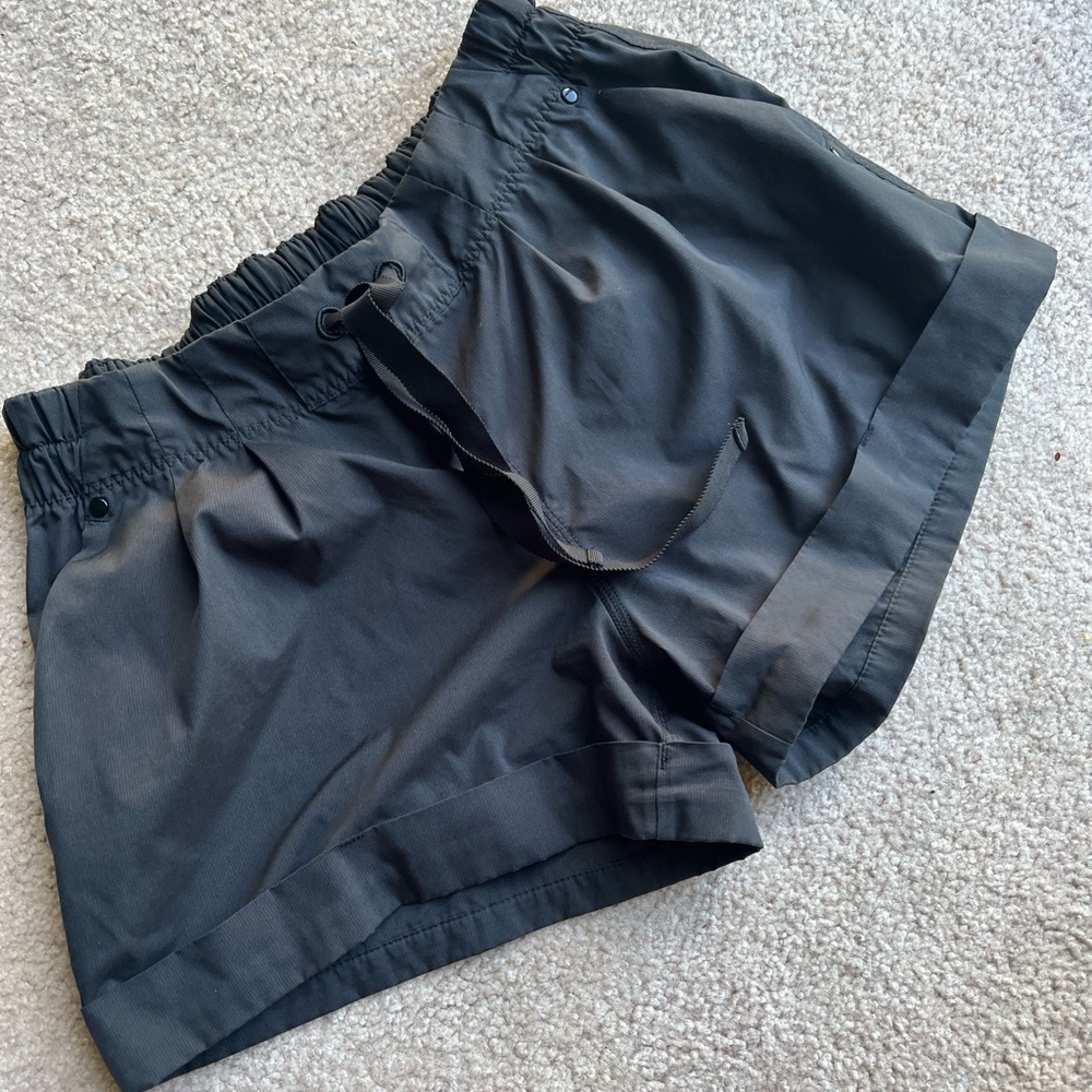 Lululemon shorts 6 black medium